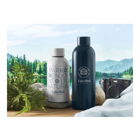 Nachhaltiger Werbeartikel Edelstahl Trinkflasche 500ml 90% Recycelt BPA-frei einwandig gummiertes Finish Silikonhenkel – weiss – mit Logo bedruckt
