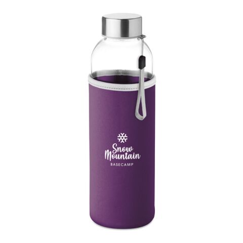 Werbeartikel 500 ml Glas-Trinkflasche mit nachhaltigem Bambusdeckel & Tragehenkel auslaufsicher & geschmacksneutral mit Neopren-Schutzhülle – violett