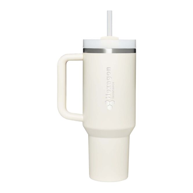 Firmengeschenk Thermobecher Stanley Quencher® H2.0 FlowState™ – creme – mit 890 ml 48h Express-Druck für das Mitarbeiter-Onboarding