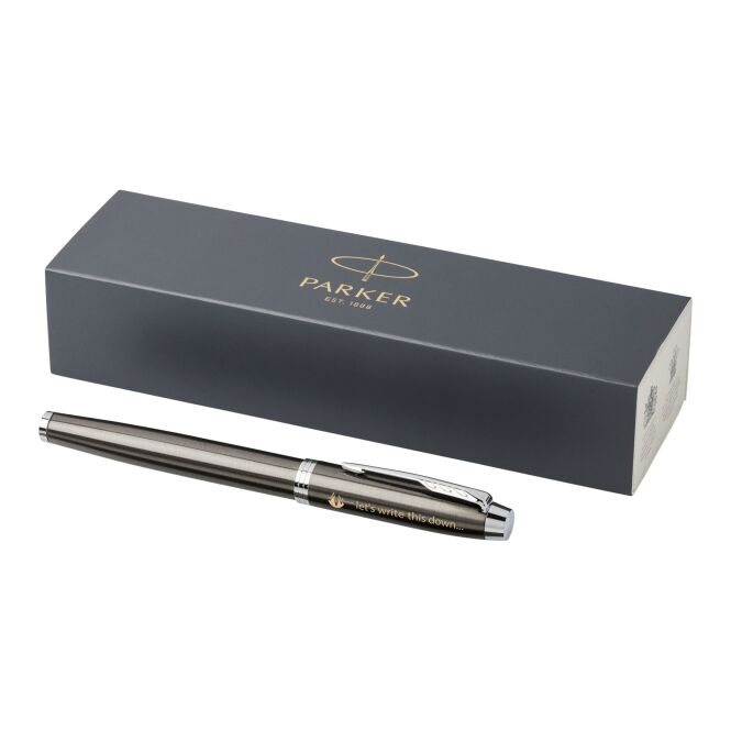 Firmengeschenk Parker IM Tintenroller – espresso-schwarz – mit Logo bedruckt 48h Express-Druck blau schreibend für den Büroalltag