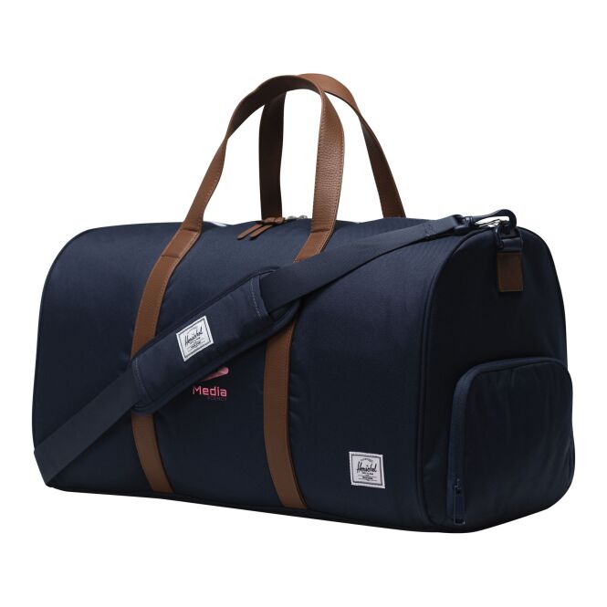 Firmengeschenk Reisetasche Herschel Novel™ – navy – mit 48h Express-Logodruck 100% rPET 43L nachhaltiges Reisegepäck für CSR-Promotions