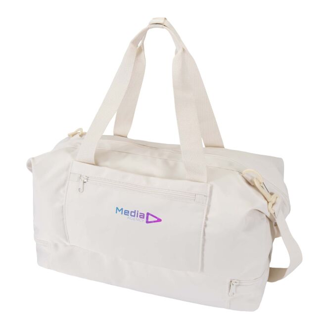 Mitarbeitergeschenk Reisetasche Trip Aware 42L – elfenbeinweiss – mit 48h Express-Logodruck aus 100% rPET, nachhaltiges Reisegepäck