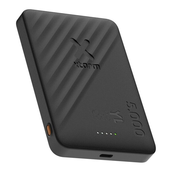 Kundengeschenk Powerbank Xtorm Go2 – schwarz – mit Logo bedruckt 48h Express-Druck 5000 mAh 15W für das Mitarbeiter-Onboarding