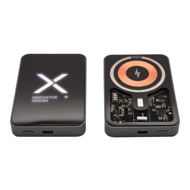 Kundengeschenk Powerbank SCX.design P23 – schwarz – mit Logo bedruckt 5000 mAh 15W MagSafe nachhaltig für das Mitarbeiter-Onboarding