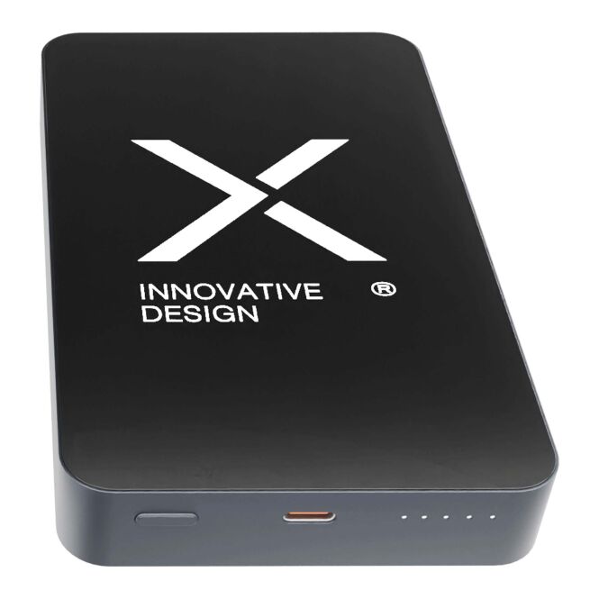 Kundengeschenk Powerbank SCX.design P24 – schwarz – mit Logo bedruckt 10.000 mAh 15W MagSafe nachhaltig für das Mitarbeiter-Onboarding