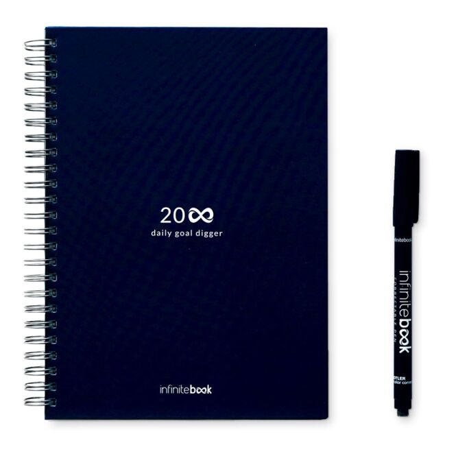 Firmengeschenk INFINITE PLANNER A5 Schreibset – dunkelblau – mit Logo bedruckt 4-teilig mit Tagebuch, Reinigungsset, Marker & Halter für Büro