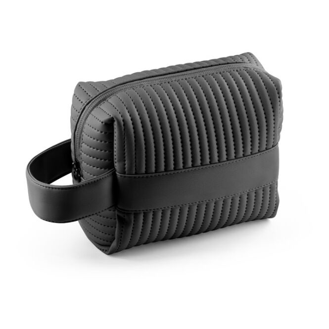 Firmengeschenk Kulturbeutel GILI – schwarz – mit Werbedruck 21% recyceltes PU 30% rPET 180x140x80mm nachhaltige Kulturtasche