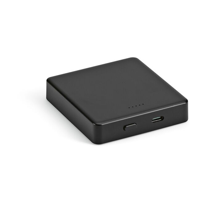 Premium-Werbeartikel Mendel Powerbank – schwarz – mit Logo bedruckt 5000 mAh 22,5W USB-C 15W Wireless Qi für das Mitarbeiter-Onboarding