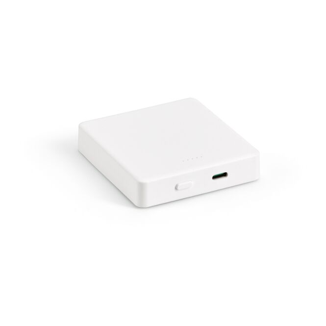Premium-Werbeartikel Mendel Powerbank – weiss – mit Logo bedruckt 5000 mAh 15W Qi-Standard für das Mitarbeiter-Onboarding