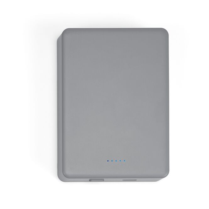 Premium-Werbeartikel Powerbank Hooke – silber – mit Logo bedruckt 10.000 mAh 22,5W 15W Wireless nachhaltig für das Mitarbeiter-Onboarding