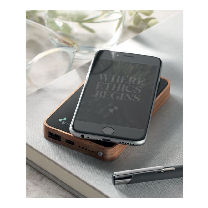 Premium-Werbeartikel Powerbank Akazienholz – schwarz – lasergraviert 4000 mAh 15W kabellos USB-C nachhaltig für das Homeoffice