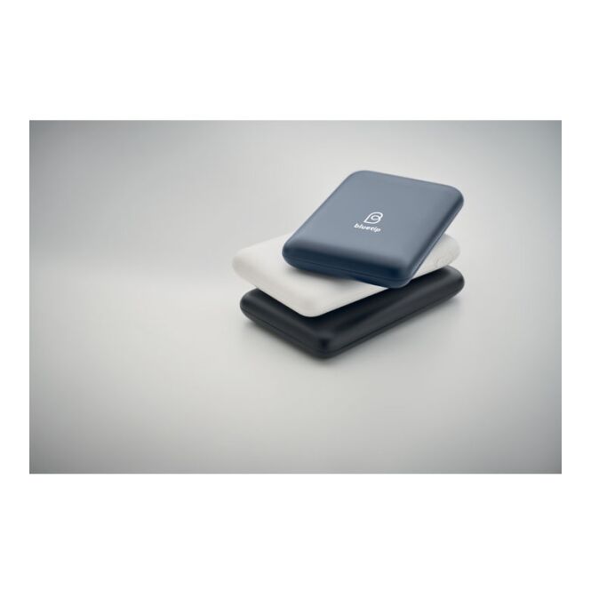 Kundengeschenk Powerbank 5000 mAh – schwarz – mit Logo bedruckt nachhaltig 5000 mAh Kapazität für das Mitarbeiter-Onboarding