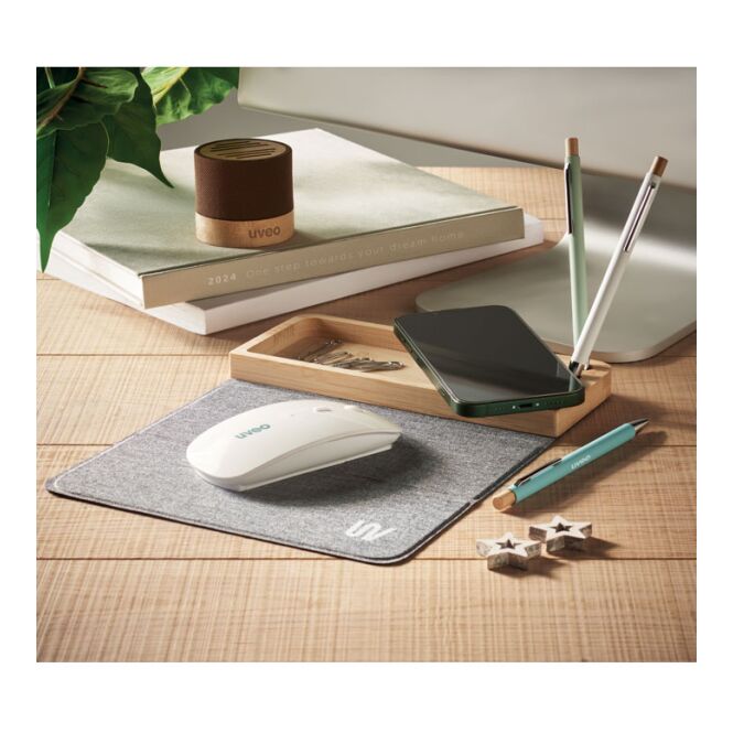 Firmengeschenk Wireless Charger 15W aus Bambus – holzfarben – mit Gravur nachhaltig für das Homeoffice mit Stifthalter und Mousepad