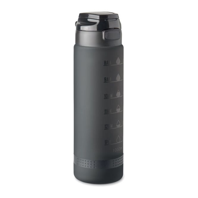 Sport-Werbemittel Sport-Trinkflasche RPET 1L – schwarz – mit Logo bedruckt 1L nachhaltig mit Flip-Top-Deckel für Sportevents & Turniere