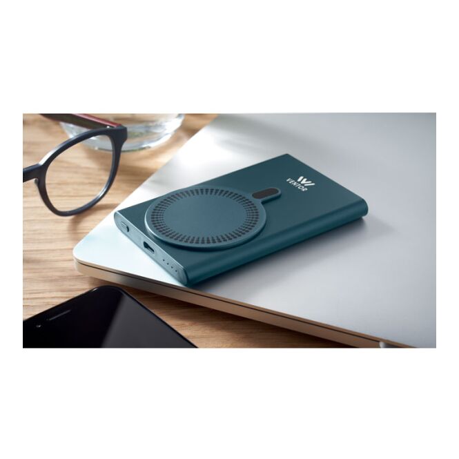 Technik-Werbemittel Powerbank 5000 mAh & 15W Wireless Charger – blau – mit Logo bedruckt für das Mitarbeiter-Onboarding