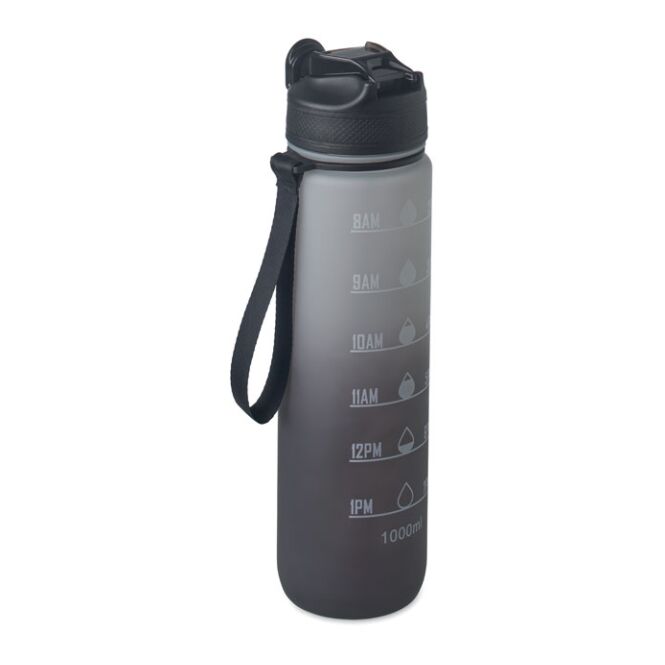 Werbeartikel Trinkflasche Activate – schwarz – mit Logo bedruckt 1 Liter rpet mit Trinkhalm & Trageschlaufe für Sportevents & Turniere