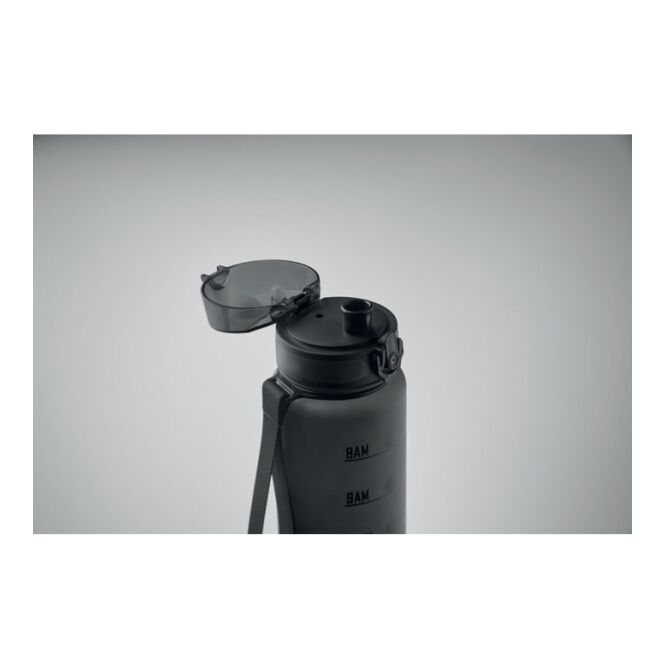 Sport-Werbemittel Sport-Trinkflasche RPET – schwarz – mit Logo bedruckt 1L auslaufsicher & nachhaltig für Sportevents & Turniere