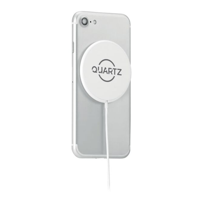 Kundengeschenk Wireless Charger 10W – weiss – mit Logo bedruckt für das Mitarbeiter-Onboarding