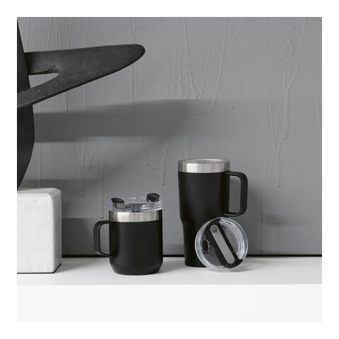 Neman Tasse recy.Edelstahl, 580 ml. Mit drehbarem Deckel Schwarz | ohne Werbeanbringung | Nicht verfügbar | Nicht verfügbar | Nicht verfügbar