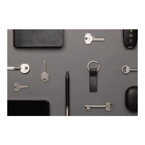 Schicker PU Schlüsselanhänger aus RCS recyc. Zinklegierung schwarz | ohne Werbeanbringung | Nicht verfügbar | Nicht verfügbar